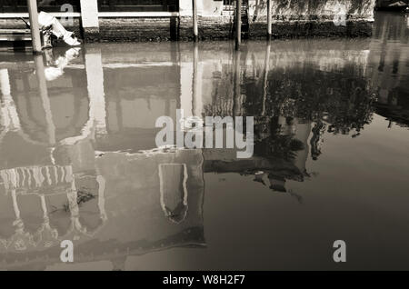 Schöne Venedig durch schwarze und weiße Reflexionen. Italien Stockfoto