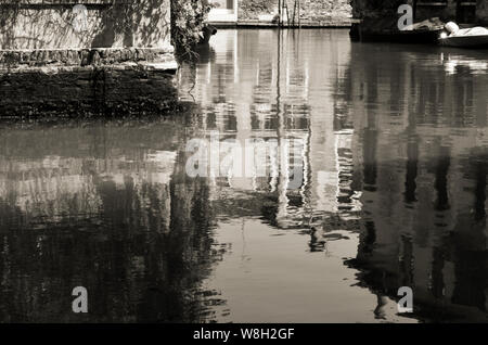 Schöne Venedig durch schwarze und weiße Reflexionen. Italien Stockfoto