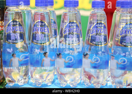 ------ Flaschen Wahaha Sauerstoff gereinigtes Wasser sind während einer Ausstellung in Shanghai, China, 12. November 2014 angezeigt. China's Trinken riesige Hängen Stockfoto