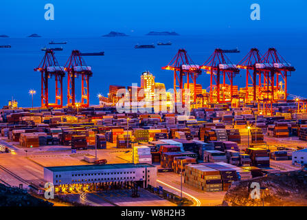 ------ Nacht Sicht eines Containerterminals der Shanghai Tiefwasserhafen Yangshan, Teil der China (Shanghai) Pilot Free Trade Zone (FTZ), Shan Stockfoto