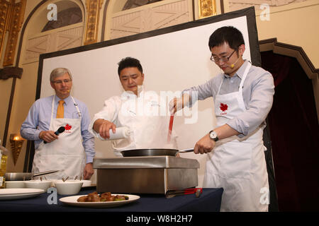 Barry Zhu Pengcheng, rechts, Chief Merchandising Officer von Yihaodian.com, seine Kochkünste als kanadischer Botschafter in China Kerl Saint-Jacqu Stockfoto