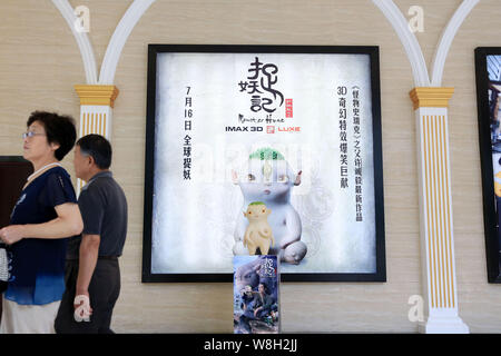 ---- Leute gehen vorbei an einem Plakat des Films 'Monster Jagd" in einem Kino in Shanghai, China, 26. Juli 2015. Chinesischen Festland Box Office im Jahr 2015 hat Stockfoto