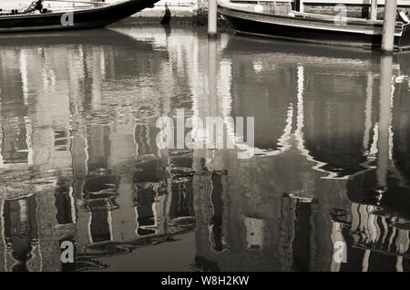 Schöne Venedig durch schwarze und weiße Reflexionen. Italien Stockfoto