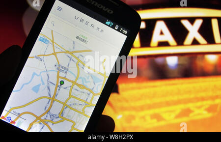 ---- Ein Mann mit dem Taxi - hageln app Uber auf seinem Smartphone in Jinan, Provinz Shandong, China, 6. Mai 2015. Die südchinesische Stadt Stockfoto