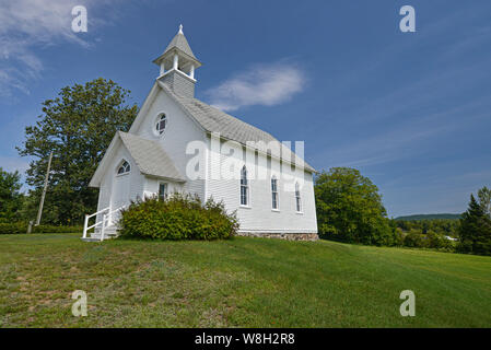 Weitwinkelaufnahme der Knox Church Kristall fällt, während einem Sommernachmittag, Arundel, Quebec, Kanada Stockfoto