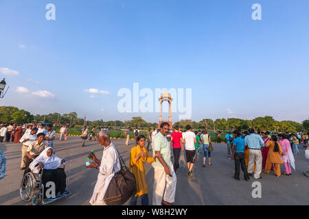 Indische Leute gehen um Vordach in der Nähe von Indien, Tor, Neu Delhi, Indien Stockfoto
