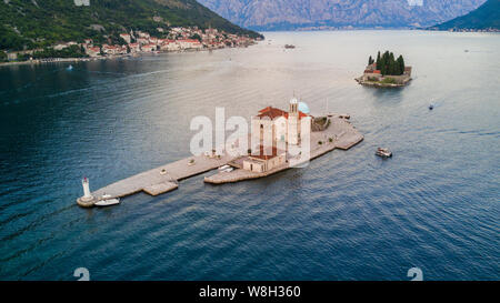 Die kleinen Inseln Ostrvo und Sveti Juraj Kloster in der Bucht von Kotor, Montenegro Stockfoto