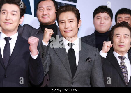 Koreanische Schauspieler Cho Seung-woo, Lee Byung-hun und Baek Yoon-sik darstellen, da sie für einen VIP-Screening bei ihren neuen Film "Inside Men" in Se ankommen Stockfoto