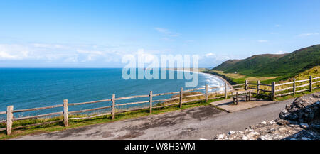 Rhossili Bay in Richtung Norden nach llangennith Strand von den Klippen. Rhossili Down ist oberhalb der Bucht auf der rechten Seite. AONB, Gower, Wales, UK. Stockfoto