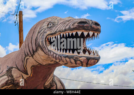 Holbrook, Arizona/USA - August 3, 2919: Braun Dinosaurier Statue Stockfoto