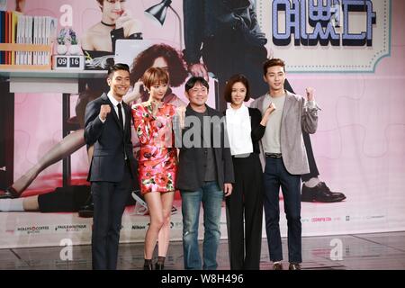 (Von links) Koreanische Sänger und Schauspieler Choi Si-won, Schauspielerin gehen Joon-hee, Direktor Dae-Jung Yoon, Schauspielerin Hwang Jung-Eum und Schauspieler Park Seo-joon att Stockfoto