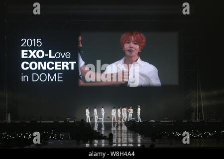 Mitglieder der Chinese-South koreanischen Boy Group EXO während ihrer "2015 EXO-Liebe Konzert im Dome' an der Gocheok Sky Dome in Seoul, Südkorea, 10 O Stockfoto