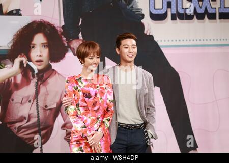 Koreanische Schauspielerin gehen Joon-hee, Links, und Schauspieler Park Seo-joon nehmen an einer Pressekonferenz für Ihre neue TV-Drama er ziemlich" in Seoul, South Kore wurde Stockfoto