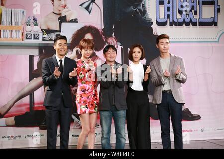 (Von links) Koreanische Sänger und Schauspieler Choi Si-won, Schauspielerin gehen Joon-hee, Direktor Dae-Jung Yoon, Schauspielerin Hwang Jung-Eum und Schauspieler Park Seo-joon att Stockfoto