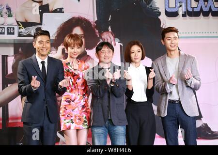 (Von links) Koreanische Sänger und Schauspieler Choi Si-won, Schauspielerin gehen Joon-hee, Direktor Dae-Jung Yoon, Schauspielerin Hwang Jung-Eum und Schauspieler Park Seo-joon att Stockfoto