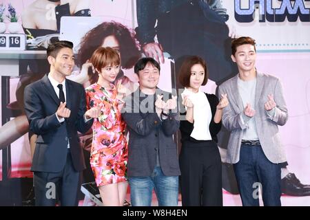 (Von links) Koreanische Sänger und Schauspieler Choi Si-won, Schauspielerin gehen Joon-hee, Direktor Dae-Jung Yoon, Schauspielerin Hwang Jung-Eum und Schauspieler Park Seo-joon att Stockfoto