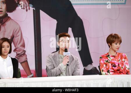 (Von links) Koreanische Schauspielerin Hwang Jung-Eum, Schauspieler Park Seo-joon und Schauspielerin gehen Joon-hee nehmen an einer Pressekonferenz für Ihre neue TV-Drama war er Stockfoto