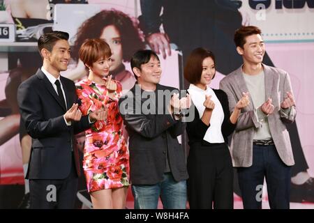 (Von links) Koreanische Sänger und Schauspieler Choi Si-won, Schauspielerin gehen Joon-hee, Direktor Dae-Jung Yoon, Schauspielerin Hwang Jung-Eum und Schauspieler Park Seo-joon att Stockfoto
