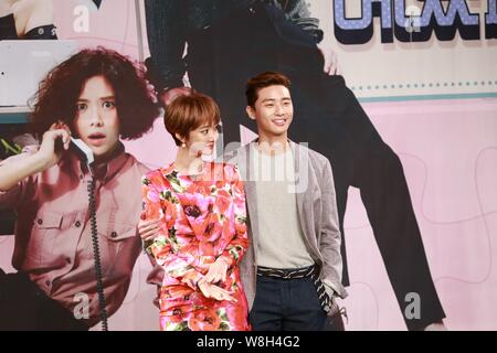 Koreanische Schauspielerin gehen Joon-hee, Links, und Schauspieler Park Seo-joon nehmen an einer Pressekonferenz für Ihre neue TV-Drama er ziemlich" in Seoul, South Kore wurde Stockfoto