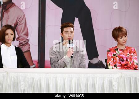 (Von links) Koreanische Schauspielerin Hwang Jung-Eum, Schauspieler Park Seo-joon und Schauspielerin gehen Joon-hee nehmen an einer Pressekonferenz für Ihre neue TV-Drama war er Stockfoto