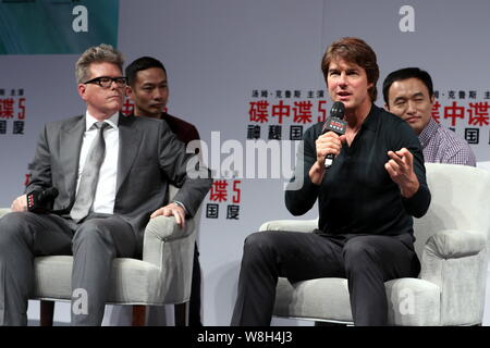 Amerikanische Schauspieler Tom Cruise, rechts, spricht neben Direktor Christopher McQuarrie an eine Premiere für ihren neuen Film "Mission: Impossible" C Rogue Stockfoto