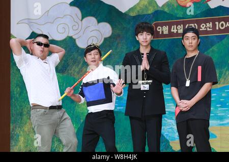 (Von links) Koreanische MC und Komiker Kang-ho-dong, Schauspieler Lee Soo-geun, Sänger, Schauspieler und MC Lee Seung-gi, Sänger und host Eun Ji-won eine Teilnahme an p Stockfoto