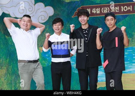 (Von links) Koreanische MC und Komiker Kang-ho-dong, Schauspieler Lee Soo-geun, Sänger, Schauspieler und MC Lee Seung-gi, Sänger und host Eun Ji-won eine Teilnahme an p Stockfoto