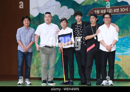 (Von zweiter von links nach rechts) zweite Koreanische MC und Komiker Kang-ho-dong, Schauspieler Lee Soo-geun, Sänger, Schauspieler und MC Lee Seung-gi, Sänger und hos Stockfoto