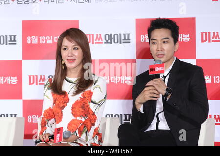 Koreanische Schauspielerin Uhm Jung-hwa, Links, und Schauspieler Song Seung-heon nehmen an einer Pressekonferenz für Ihren Film 'Miss Frau" in Seoul, Südkorea, 13 Apr Stockfoto