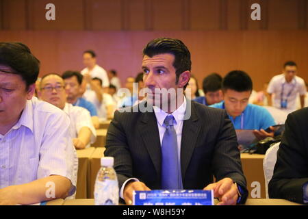 Portugiesische Fußball-Star Luis Figo, Mitte, besucht das Seminar der International Youth Football Entwicklung Panda Cup 2015 in Chengdu City, Südwesten Stockfoto