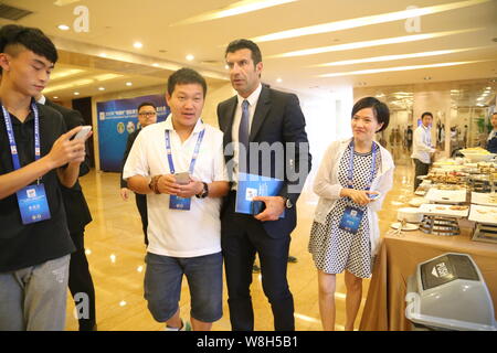 Portugiesische Fußball-Star Luis Figo, zweite rechts, wird dargestellt, während des Seminars der International Youth Football Entwicklung Panda Cup 2015 in Chengdu Stockfoto