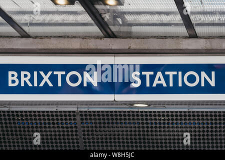 London, Großbritannien - 16 Juli, 2019: Name Schild am Eingang eines Brixton London U-Bahnstation in Brixton, Stadtteil Lambeth, London. Stockfoto