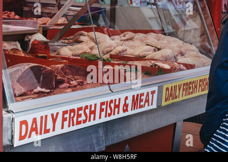London, Großbritannien - 16 Juli, 2019: Vielzahl von frischem Fleisch zum Verkauf in Brixton Markt, ein Markt der Gemeinschaft der einheimischen Händler im Zentrum von Brixton, Süden L ausführen Stockfoto