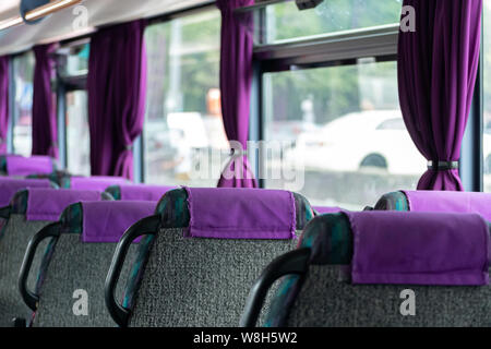Komfortabler Bus sitzen Rücken ohne Fahrgäste. Intercity coach Dienstleistungen. Neue bus Interieur mit sicherheitsgurte an jedem Ort.