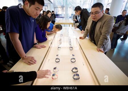 ------ Kunden bei Apple Watch smart Uhren in einem Apple Store in Shanghai, China, 10. April 2015. Die Apple Watch geht auf Verkauf rund um den wor Stockfoto