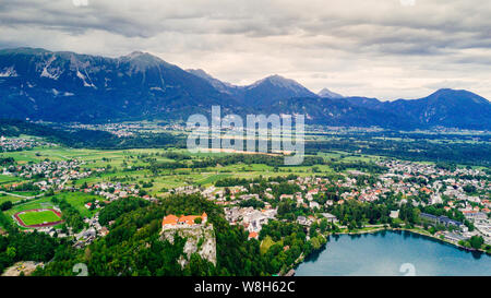 Luftbild des berühmten Bleder See National Park in der Dämmerung, am See von Bled, Slowenien Stockfoto