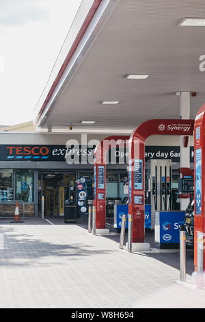 London, Großbritannien - 16 Juli, 2019: Blick von Tesco Express Shop an der Esso Tankstelle in London, UK. Tesco ist eine britische multinationale Lebensmittel und allgemeine mich Stockfoto