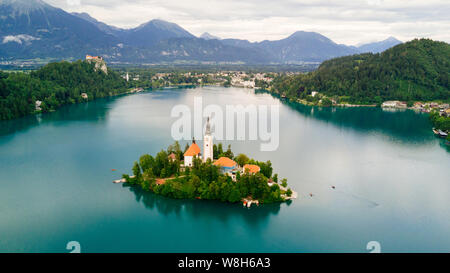 Bled, Slowenien - Luftbild Drohne Blick auf den Bleder See Blejsko Jezero mit Wallfahrtskirche der Himmelfahrt der Maria auf einer Insel und die Burg von Bled und Stockfoto