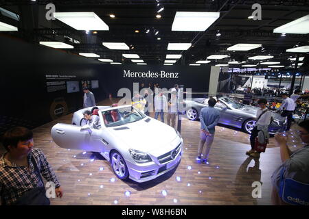 ---- Besucher bei Mercedes-Benz Cars auf dem Display während der 12 China (Guangzhou) Internationale Automobil Ausstellung, auch als automatische Guang bekannt Stockfoto