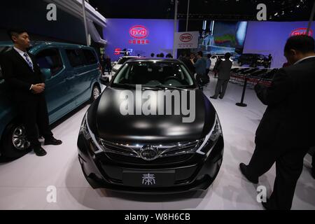 ---- Einen BYD Qin hybrid Auto ist auf dem Display während der 12 China (Guangzhou) Internationale Automobil Ausstellung, da die Automatische Guangzhou 2014 bekannte gesehen, ich Stockfoto