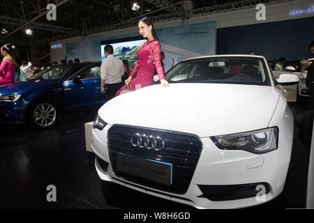 ---- Ein Modell wirft mit einem Audi A5 Coupé bei einem Auto Show in JiNan City, East China Provinz Shandong, 13. September 2014. Audi verkaufte Germa Stockfoto