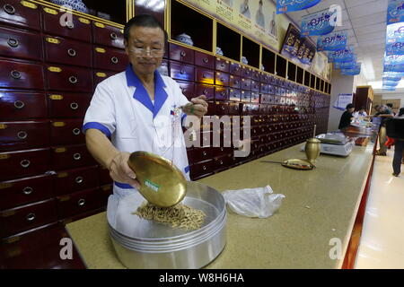 ---- Eine Chinesische pharmaceutist verzichtet der Traditionellen Chinesischen Medizin bei einer TCM-Apotheke in der Stadt Yichang, Provinz Hubei im Zentrum von China, 19. September Stockfoto