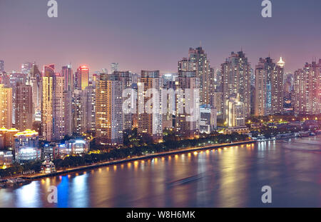 Skyline auf den Huangpu Fluß und die Finanzviertel Lujiazui mit Hochhäusern in Pudong, Shanghai, China, 21. Mai 2015. Stockfoto