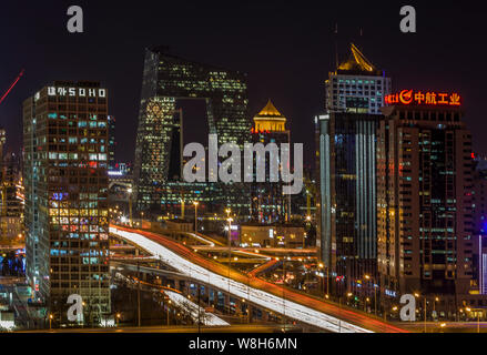 ------ Nacht der CBD (Central Business District) mit dem CCTV-Tower, zweite links, dem Hauptsitz von China Central Television und andere skyscr Stockfoto