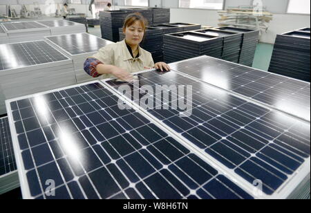---- Eine weibliche chinesischer Arbeiter Stäube aus Solarzellen im Werk von Shandong Hilight-Solar Co., Ltd. in Zouping County, Binzhou Stadt im Osten Chinas Stockfoto