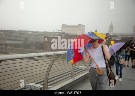London, Großbritannien. 9. August 2019. Starker Regen und Wind über die Millennium Bridge dieser frühen Abend. Credit: Joe Kuis/Alamy Nachrichten Stockfoto