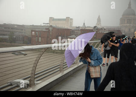 London, Großbritannien. 9. August 2019. Starker Regen und Wind über die Millennium Bridge dieser frühen Abend. Credit: Joe Kuis/Alamy Nachrichten Stockfoto