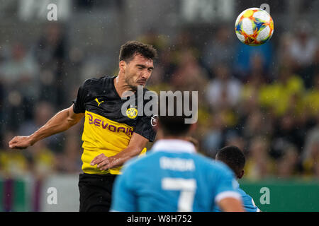 Düsseldorf, Deutschland. 09 Aug, 2019. Fussball: DFB-Pokal, KFC Uerdingen - Borussia Dortmund, Runde 1. Dortmunder Mats Hummels spielt den Ball. Credit: Marius Becker/dpa - WICHTIGER HINWEIS: In Übereinstimmung mit den Anforderungen der DFL Deutsche Fußball Liga oder der DFB Deutscher Fußball-Bund ist es untersagt, zu verwenden oder verwendet Fotos im Stadion und/oder das Spiel in Form von Bildern und/oder Videos - wie Foto Sequenzen getroffen haben./dpa/Alamy leben Nachrichten Stockfoto