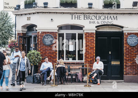 London, Großbritannien - 16 Juli, 2019: die Menschen außerhalb des Brougham Pub in Pimlico, London sitzen. Pubs sind ein wichtiger Teil der britischen Kultur. Stockfoto