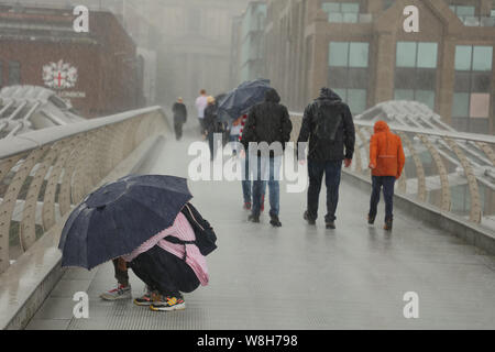 London, Großbritannien. 9. August 2019. Starker Regen und Wind über die Millennium Bridge dieser frühen Abend. Credit: Joe Kuis/Alamy Nachrichten Stockfoto